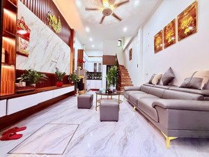 siêu phẩm nhà đẹp trương định hoàng mai 5 tầng mới koong, full nội thất. dt ; 30m_ 5 tầng_ 3 ngủ