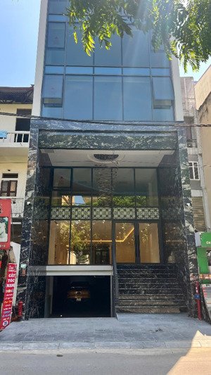 chính chủ cho thuê văn phòng tầng 2. dt sử dụng 125m2 giá 40 triệu/tháng. lh huy: 