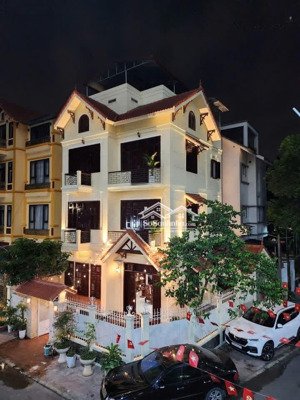 [bán gấp] lô góc 150m2 - mặt tiền 22m - 5 tầng - biệt thự sân vườn - phân lô vỉa hè ô tô tránh