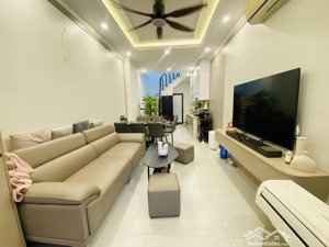 nhà đẹp phố ngọc thụy-bồ đề, cách ô tô 5m; full nội thất, gần chợ: dt 40m; 6t; 8.2 tỷ (tl)