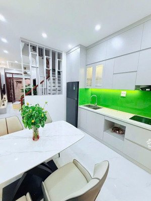 siêu phẩm lô góc 4 tầng hòa bình 7 full nội thất, ba gác đỗ cửa, trung tâm hai bà trưng!