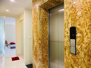 chính chủ cho thuê nhà căn góc, đẹp, phố thái thịnh, thang máy; kd, vp, nhà hàng 161m2* 5t- 54 tr