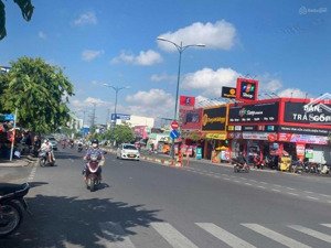 đất mt gần ngã ba lê văn việt - nguyễn văn tăng - hoàng hữu nam