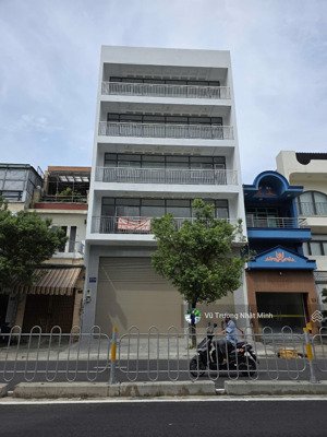 toà nhà mặt tiền hai bà trưng, quận 1; 180m2 (10 x 18); xd hầm 7 tầng; hđt 250tr/th; bán 50 tỷ