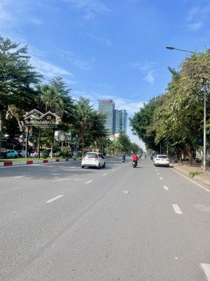 chính chủ nhờ bán gấp- nhà đẹp- dân xây-hoàng quốc việt- ngõ thông- gần phố-full nội thất đẹp