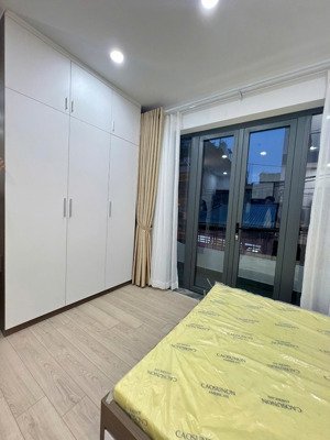 chính chủ cho thuê căn hộ ban công full nội thất ngay ngã tư bảy hiền