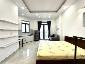 cho thuê phòng rộng 40m2, ban công, full nội thất bình thạnh giáp q1, phú nhuận, gần chợ bà chiểu