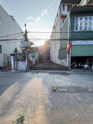 chính chủ bán lô đất thổ cư thôn du nội, xã mai lâm.
- diện tích: 79,4m2.
- mặt tiền: 5m.