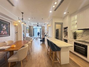 chủ nhà bán vinhomes central park căn 08 tầng trung tòa landmark 1-84m2-2pn,nội thất xịn,giá 9.8 tỷ