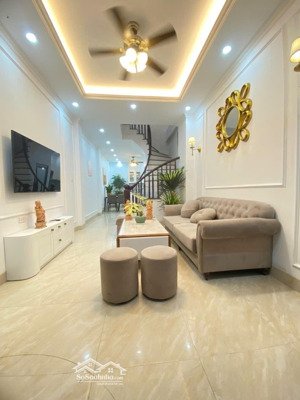 np vip hồ tùng mậu 36m ,5t, 8.3tỷ , ngõ riêng , nhà mới , ô chờ thang máy ,trước nhà 3m, sát phố