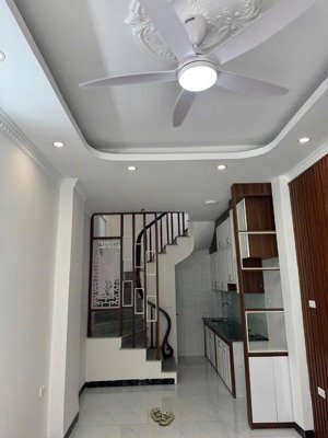 cho thuê nhà riêngn mới tinh 5 tầng x 38m2, ngõ 751 phố bát khối, long biên , ô tô đỗ cửa, 9tr