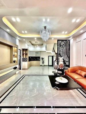 quá hiếm- bán nhà hoàng quốc việt - ngõ thông - rộng, sát phố, sổ vuông- full nội thất xịn