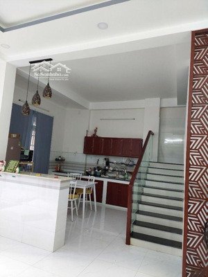 nhà lạc long quân - 2 mặt hẻm - dt: 62m2 - đang có dòng tiền - giá nhỉnh 5 tỷ