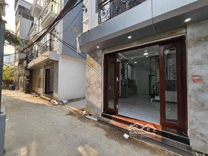 phúc lợi, ô tô đỗ cửa nhà, ngõ thông, vài bước chân ra ô tô tránh.