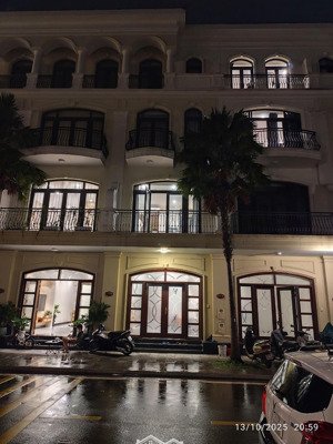 bán căn liền kề 58,5m hoàn thiện 5 tầng ngay sát công viên