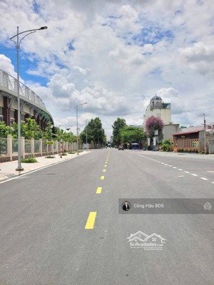 bán 2 lô đất mặt tiền hà huy giáp- đối diện svd dĩ an. dt: 68m2 (4x17m). đường 10m. giá: 4.55 tỷ tl