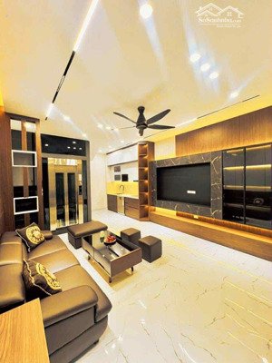 căn duy nhất! ngã 4 lò đúc giao trần khát chân, lô góc, ngõ thông, thang máy, 38m2 * 5t