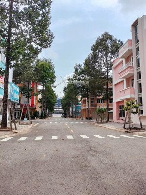 bán nhà phố unitown- becamex đối diện cổng visp 2- 4 tầng- siêu thị aeon mới. 