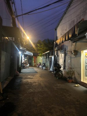 ngay lotte mart, nhà 4 tầng, vị trí đắc địa, ngang 7m, xe hơi quay đầu. nhỉnh 9 tỷ