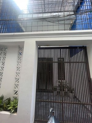 nhà ngõ 2 xe tránh hồ sen 65,7m xây 2 tầng giá 3,599 tỷ có tt sân cổng , độc lập, 1 quành ngắn