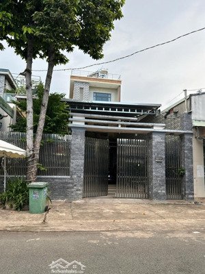 bán nhà 300m^2, ngang 10m, 6 phòng, đường d6 kdc an thạnh, thuận an, 10.6 tỷ