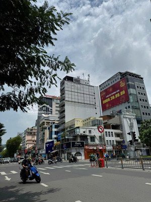 góc 2 mặt tiền nguyễn thị minh khai,p.5,quận 3. dt:12x33m.1hầm 8 tầng. giá 170 tỷ. chợ bến thành