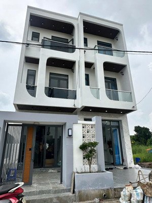 bán gấp nhà 3 tầng, thủ dầu một, giá chỉ 2,95 tỷ,hỗ trợ vay lên đến 70%!!!