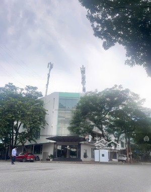 cho thuê nhà láng hạ 120m x 2t, mt 8m lô góc, trung tâm sầm uất, nhận diên, giá 100tr 