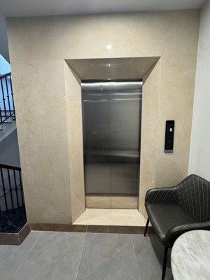 bán toà nhà văn phòng 6 tầng xây mới cứng - thang máy hiện đại - full nội thất cao cấp nhập khẩu