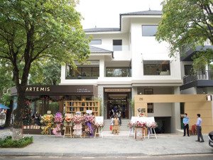 cho thuê nhà mặt phố ngụy như kon tum, được thiết kế 4 tầng với dt: 100m2, mặt tiền 6m, uy tín!