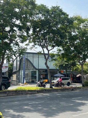 bán tài sản góc 2mt trần não,p.bình an q2 dt:12.6x 56m nở hậu:13.2m(609.4m2) hđt 250tr/tháng