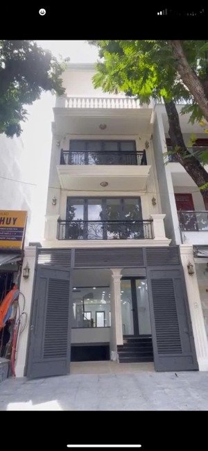 cho thuê nhà nguyên căn 1 hầm 3 lầu mới thích hợp vp cty mặt tiền đặng truỳ trâm,p13,bình thạnh