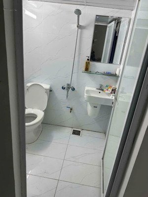 cho thuê tầng 1 ngõ 215 tô hiệu, kd cà fe, giá : 10 tr/tháng.lh 