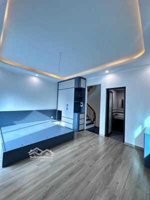 lô góc 33/35m2-5 tầng, full nội thất. +,oto đỗ cổng cách nhà 10m.sổ cất két. chủ thiện chí.