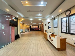 cho thuê toà nhà dt 400m2 x 5 tầng, thang máy, pccc nghiệm thu, chia các phòng, điều hoà, bàn ghế