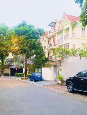 bán biệt thự việt hưng cực đẹp, diện tích 220m2, 3 tầng, mặt tiền 11m, giá chỉ 51 tỷ.