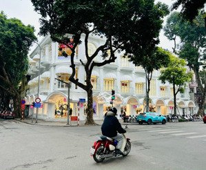 hiếm có. cho thuê mbkd lô góc phố huỳnh thúc kháng dt: 180mx2t. mt: 26m. kinh doanh mọi mô hình