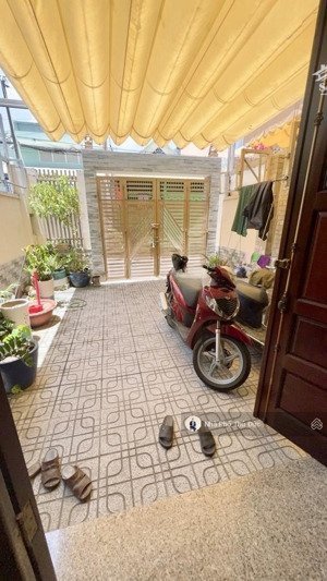 mặt tiền đẹp 1 trệt 2 lầu - sân ôtô - đường thông - đỗ xuân hợp - xa lộ hà nội