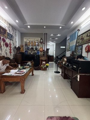 bán gấp nhà rẻ hơn thị trường , ngay vincom lê văn việt, hxh 4,5m - dt 80m2 - chỉ nhỉnh 6 tỷ