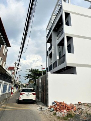 nhà đẹp hẻm ô tô 68m2 ngay trung tâm long trường, đầy đủ tiện nghi, hàng hiếm giá chỉ 6,5 tỷ