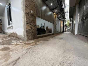 em bán 4 căn nhà phạm văn đồng cầu giấy hà nội.
dt 33 m/// 5.5t/// mt 3.65 m/// giá 9.5 tỷ.víp