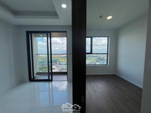 chính chủ cần bán căn 2 phòng ngủ view hồ bơi, sổ hồng sẵn. lh 