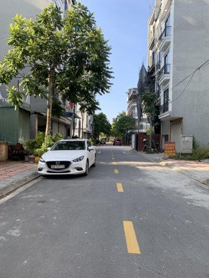 11 tỷ có nhà phân lô vỉa hè ô tô tránh kinh doanh, hàng xóm khai sơn cạnh trường việt pháp . an sin