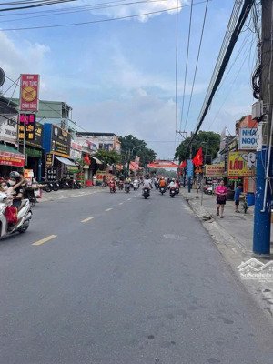 800m2 ngang 27m mặt tiền gồm biệt thự và dãy nhà đang cho thuê thu nhập 60tr/tháng ttam p dĩ an