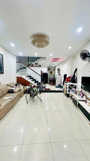 bán nhà hoàng hoa thám, 45m², 5 tầng, lô góc 2 thoáng, ngõ sạch đẹp, bagac vào tận cửa, giá 8.6 tỷ.