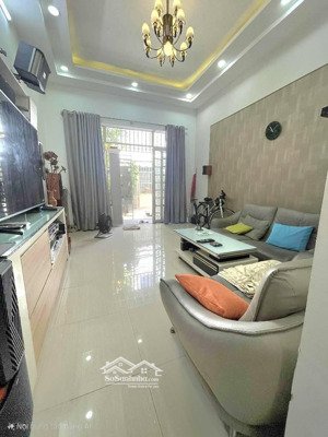 nhà quận 6, gần hậu giang, 3 tầng, 53m2, ngay cạnh công viên, chắc chắn kiên cố, nhỉnh 6 tỷ.