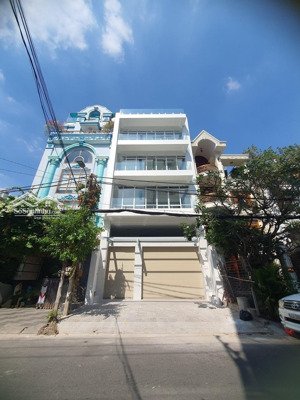 cho thuê nhà nguyên căn mt sông đà ngay sân bay. dt: 6x20m. hầm trệt 4 lầu sân thượng. thang máy.