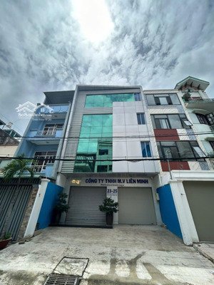 cho thuê nhà mt sầm sơn ngay cổng sân bay. dt: 7x20m. hầm trệt 3 lầu sân thượng. thang máy.