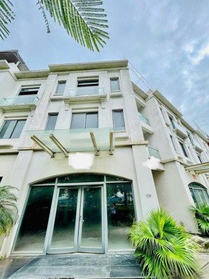 bán shophouse đỉnh tại hoàng quốc việt, 260 triệu/m2, 1600m2, hạ long, quảng ninh, giá tốt!