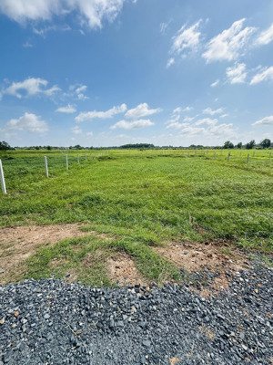 chính chủ cần bán lô đất vườn 917m2 gần uỷ ban xã trung lập hạ. giá: 1tỷ750 tl, sổ hồng riêng